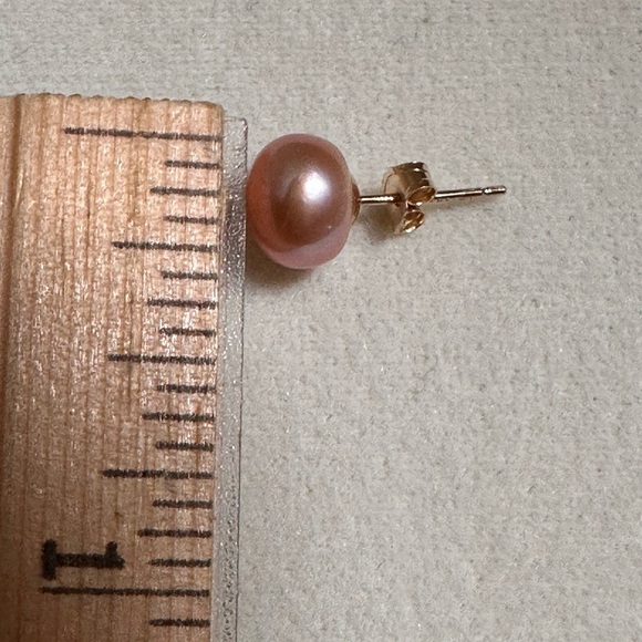 14K Yellow Gold Genuine Pink
Freshwater Pearl Stud Earrings - Pearl
Earrings - Picture 9 of 10